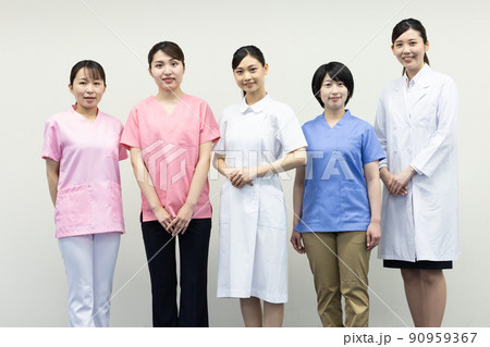 制服を着た医療従事者 90959367