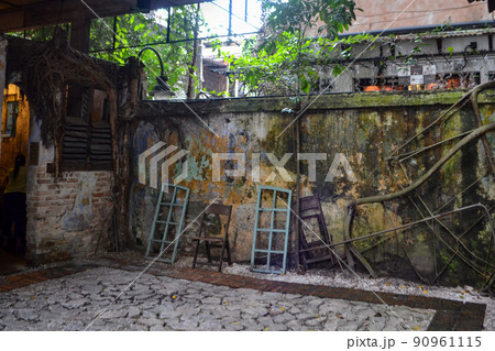 アジアの雰囲気が漂う朽ちて苔むした壁 アジアの雰囲気が漂う朽ちて苔むした壁 90961115