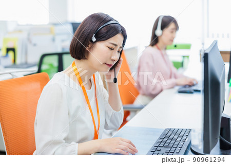 コールセンターでクレームを受けるオペレーター 90961294