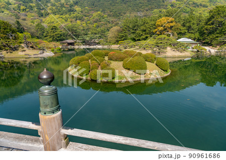 香川県高松市 栗林公園栗林公園を代表する景観の偃月橋と恋つつじ 香川県高松市 栗林公園栗林公園を代表する景観の偃月橋と恋つつじ 90961686