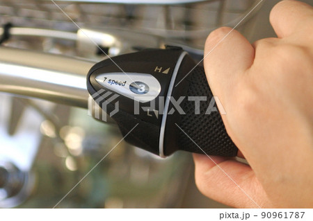 自転車の変速機を回す 90961787