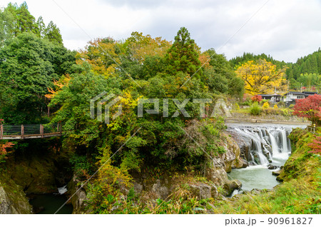 鍋釜の滝「秋の紅葉景色」観光名所・小国町 鍋釜の滝「秋の紅葉景色」観光名所・小国町 90961827