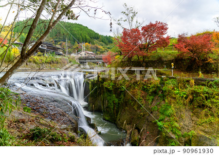鍋釜の滝「秋の紅葉景色」観光名所・小国町 90961930