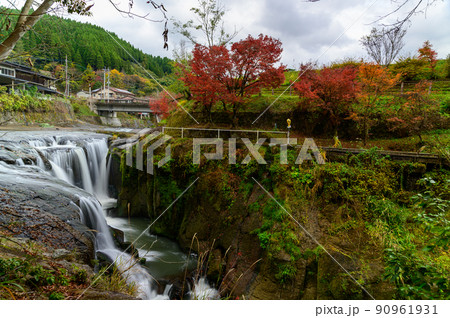 鍋釜の滝「秋の紅葉景色」観光名所・小国町 鍋釜の滝「秋の紅葉景色」観光名所・小国町 90961931