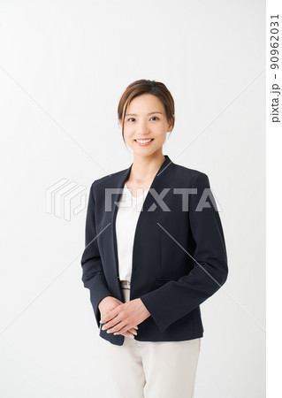 20代女性　ポートレート　スーツ 90962031