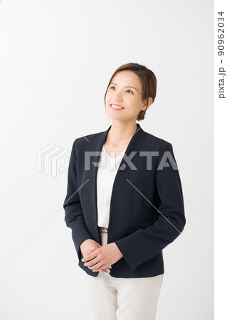 20代女性　ポートレート　スーツ 90962034