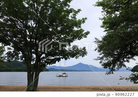 福島　会津若松　猪苗代湖中田浜の風景 90962227