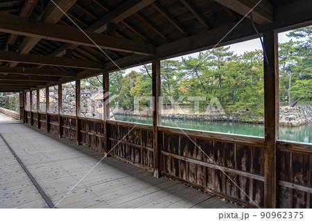 香川県高松市 高松城の鞘橋から見るお堀と石垣 香川県高松市 高松城の鞘橋から見るお堀と石垣 90962375