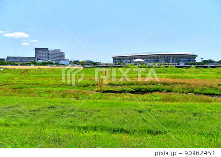 亀甲橋／鶴見川付近より新横浜公園、横浜労災病院方面を望む(神奈川県横浜市)【2022.5】 90962451
