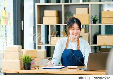 Businesswoman Home delivery service and working service mind. Businesswoman Home delivery service and working service mind. 90962542