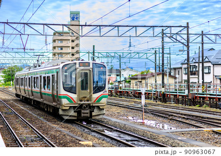 会津若松駅のホームにて乗り入れの電車風景 会津若松駅のホームにて乗り入れの電車風景 90963067