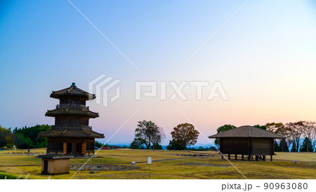 美しい夕焼け風景「観光名所・鞠智城公園から観た夕焼け景色」 90963080