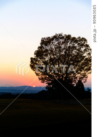 美しい夕焼け風景「観光名所・鞠智城公園から観た夕焼け景色」 90963085