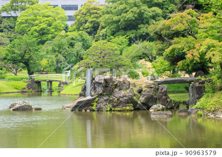 新緑に彩られて落ち着いた雰囲気の小石川後楽園の風景 90963579