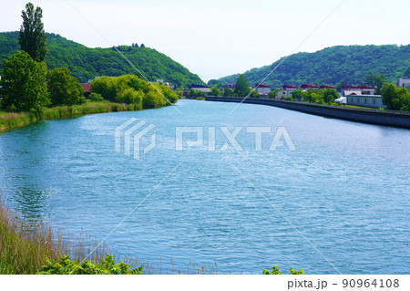 初夏の網走川　北海道 90964108