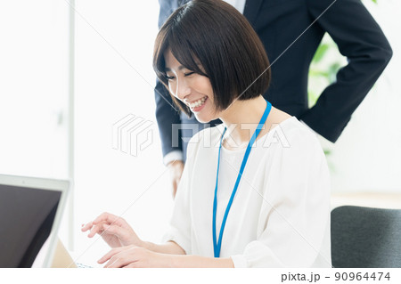 笑顔で指示を受けるオフィスワーカー 90964474
