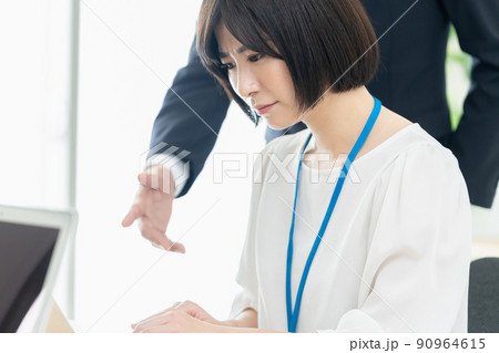 笑顔で指示を受けるオフィスワーカー 90964615
