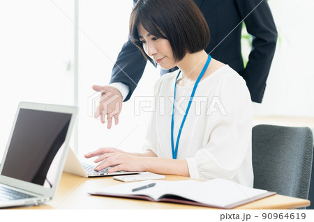 笑顔で指示を受けるオフィスワーカー 笑顔で指示を受けるオフィスワーカー 90964619