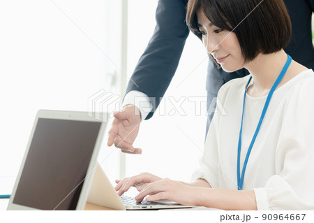 笑顔で指示を受けるオフィスワーカー 90964667