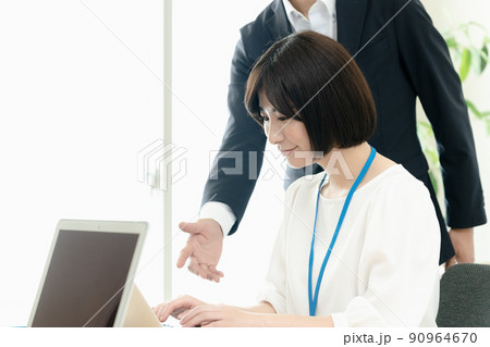 笑顔で指示を受けるオフィスワーカー 90964670