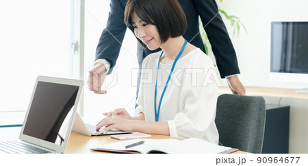 笑顔で指示を受けるオフィスワーカー 笑顔で指示を受けるオフィスワーカー 90964677