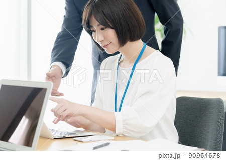 笑顔で指示を受けるオフィスワーカー 笑顔で指示を受けるオフィスワーカー 90964678