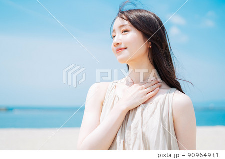 海で日焼け止めを塗る女性 海で日焼け止めを塗る女性 90964931