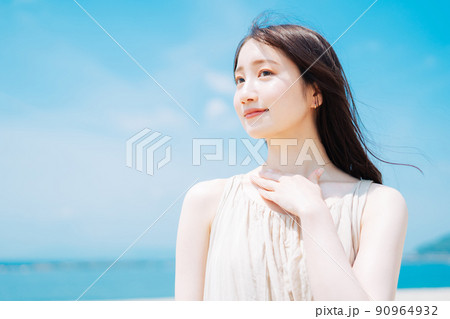 海で日焼け止めを塗る女性 90964932