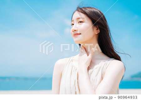 海で日焼け止めを塗る女性 90964933