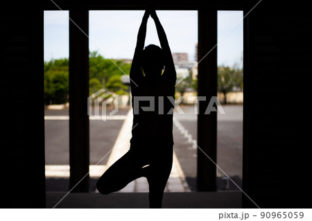 お寺でヨガをする女性 90965059