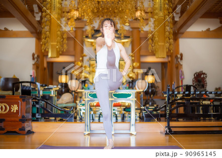お寺でヨガをする女性 お寺でヨガをする女性 90965145