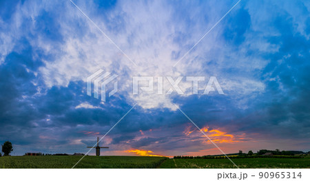 An Windmill in the morning 90965314