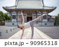 お寺でヨガをする女性 90965318