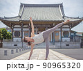 お寺でヨガをする女性 90965320