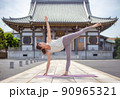 お寺でヨガをする女性 90965321