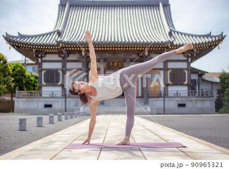 お寺でヨガをする女性 90965321