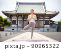 お寺でヨガをする女性 90965322