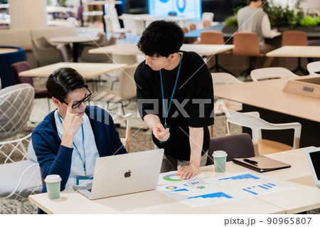クリエイティブオフィスで働く、年下の上司の指導を受ける年下社員 90965807