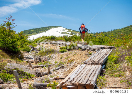 一切経山 登山者 女性 春 一切経山 登山者 女性 春 90966185