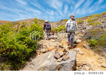 一切経山 登山者 女性 春 一切経山 登山者 女性 春 90966188