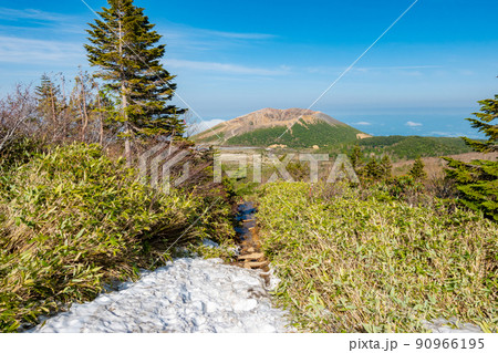 姥ヶ原から望む 吾妻小富士 残雪 姥ヶ原から望む 吾妻小富士 残雪 90966195