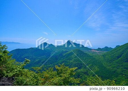 群馬県 榛名山(烏帽子ヶ岳)の山頂から東側の眺望(相馬山,二ツ岳など) 90966210