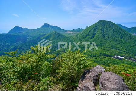群馬県 榛名山(烏帽子ヶ岳)の山頂から東側の眺望(榛名富士,相馬山,二ツ岳など) 90966215