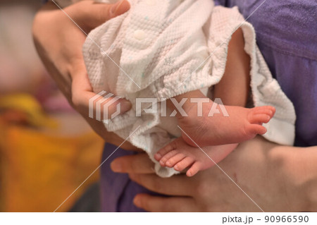 生後5日目の新生児の足(男の子) 生後5日目の新生児の足(男の子) 90966590