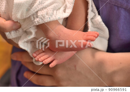 生後5日目の新生児の足(男の子) 生後5日目の新生児の足(男の子) 90966591