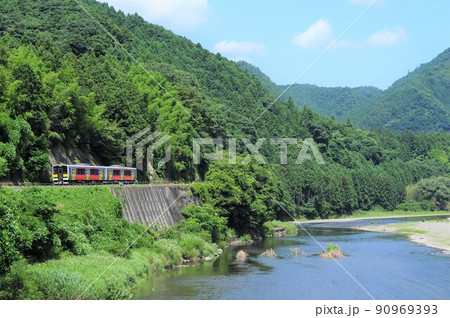 久慈川沿いを走る水郡線 90969393
