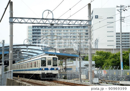 流山おおたかの森駅を出発する列車 90969399