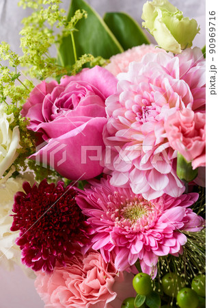 ピンク色の花束 90969716