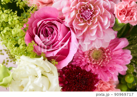 ピンク色の花束 90969717