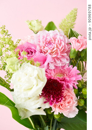 ピンク色の花束 90969788